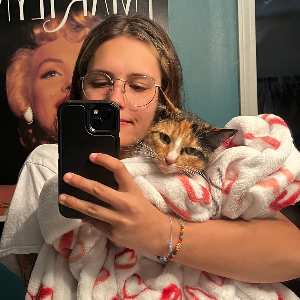 Book Services in Dothan, AL with Courtney B (COURTNEY58626)