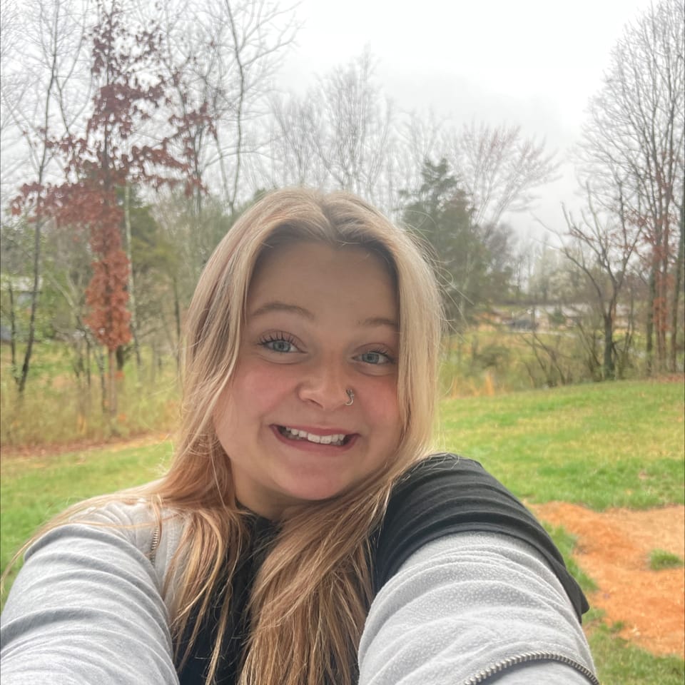 Book Services in Friendsville, TN with Kamryn H (KAMRYN16083)