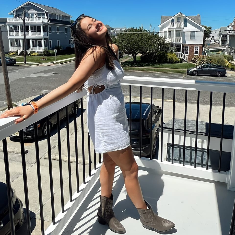 Book Services in Warminster Heights, PA with Ashlyn S (ASHLYN14282)