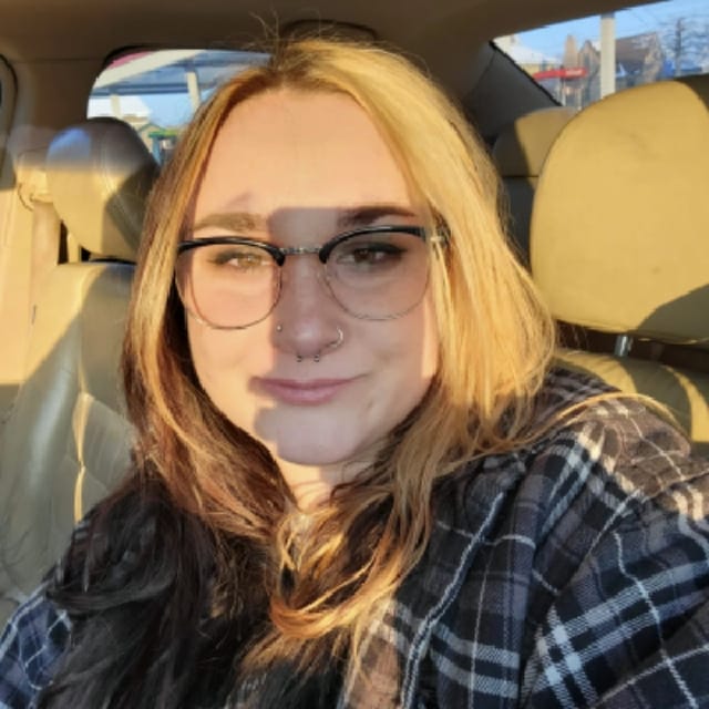 Book Services in Albert Lea, MN with Emma R (EMMA63776)