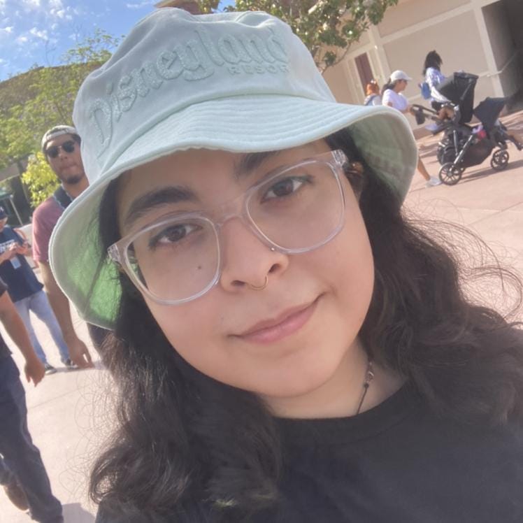 Book Services in Bakersfield, CA with Denisse P (DENISSE96184)