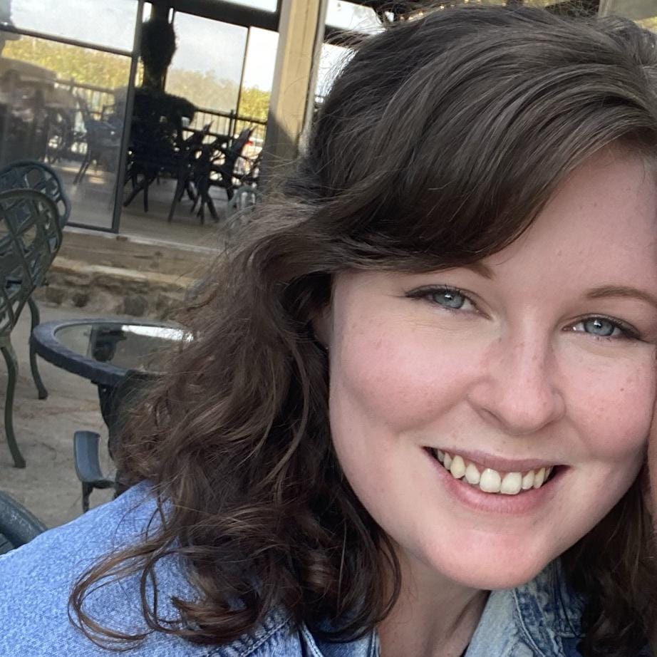 Book Services in Powell, TN with Kayla S (KAYLA17618)